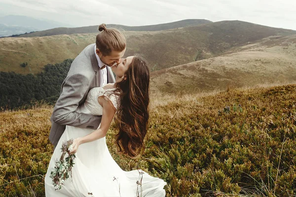 Жених целует невесту — стоковое фото