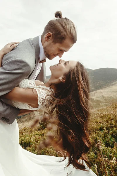 Φιλί νύφη γαμπρός — Φωτογραφία Αρχείου