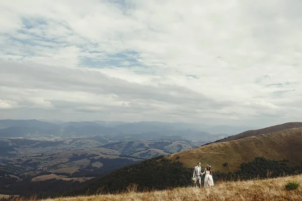 Couple marchant dans les montagnes — Photo