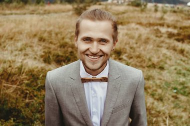 çim zemin üzerine poz damat