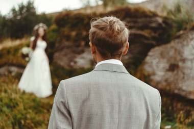 mutlu gelin çiçekleri ile