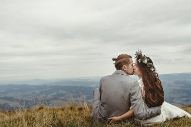 Gelin ve damat çimlerde oturan