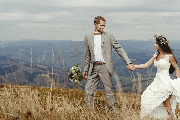 Sposa e sposo che si tengono per mano — Foto Stock