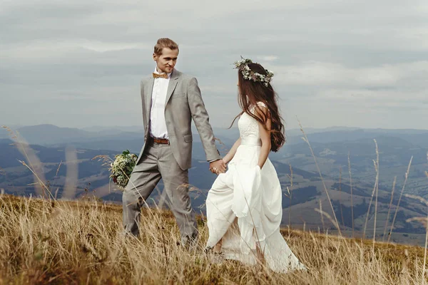 Sposa e sposo che si tengono per mano — Foto Stock