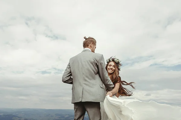 Sposo abbracciare bella sposa — Foto Stock