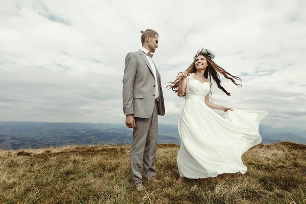 Пара розважається на весіллі Бохо — стокове фото