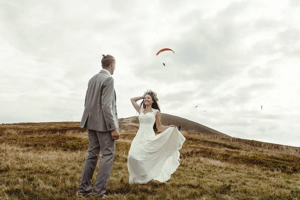 Sposo guardando a ridere sposa — Foto Stock