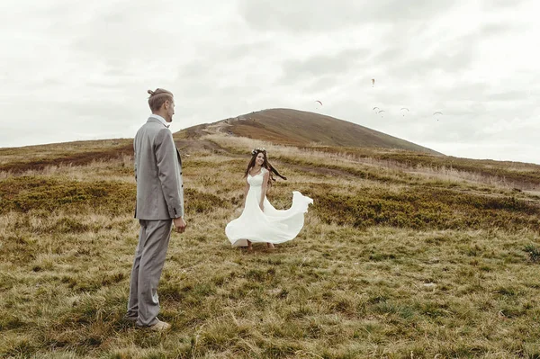 Sposo guardando a ballare sposa — Foto Stock