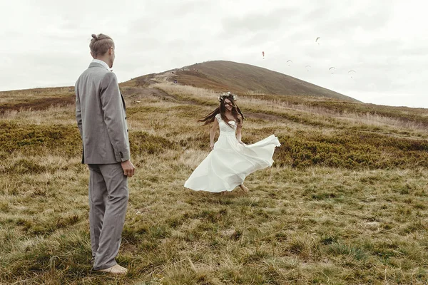 Sposo guardando a ballare sposa — Foto Stock