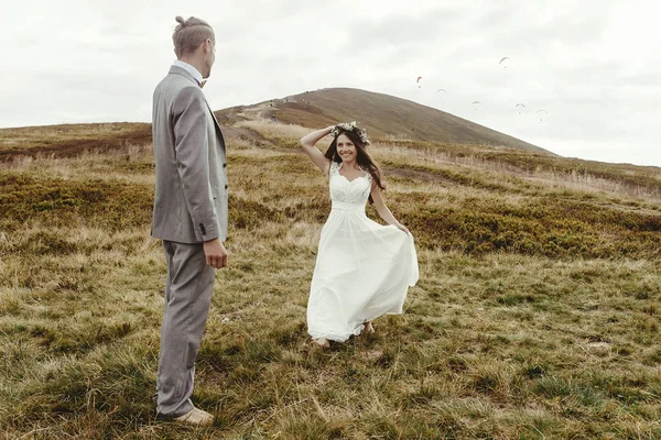 Sposo guardando a ridere sposa — Foto Stock
