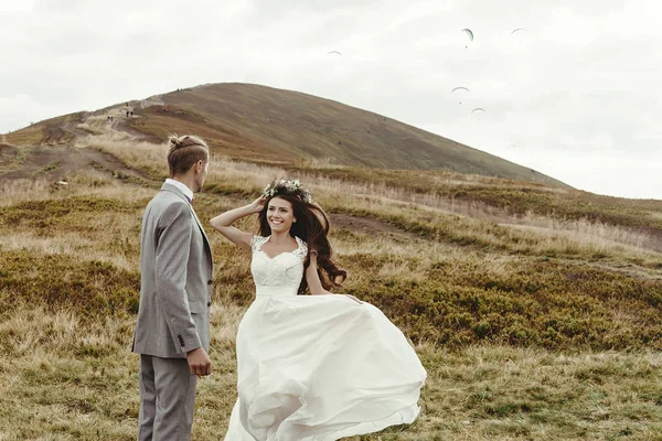 Sposo guardando a ridere sposa — Foto Stock