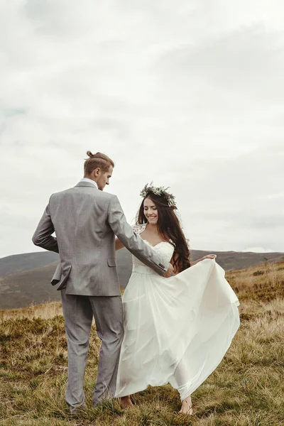 Sposa e sposo ballare in montagna — Foto Stock