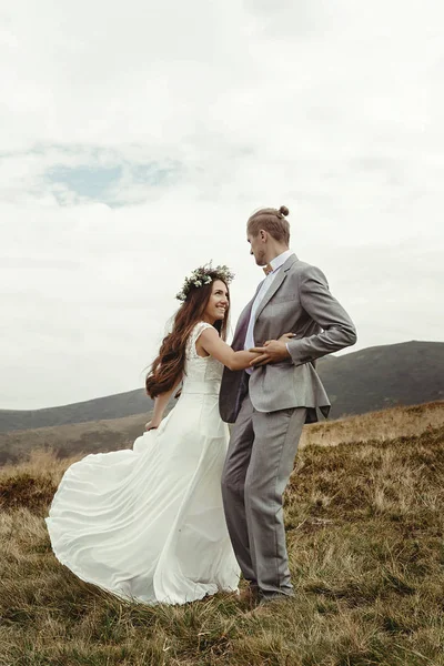 Sposa e sposo ballare in montagna — Foto Stock