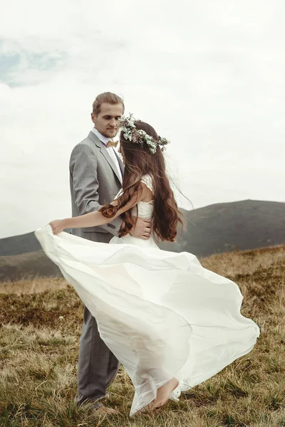 Sposa e sposo ballare in montagna — Foto Stock