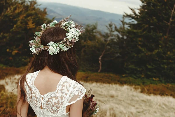 Sposa posa con bouquet — Foto Stock