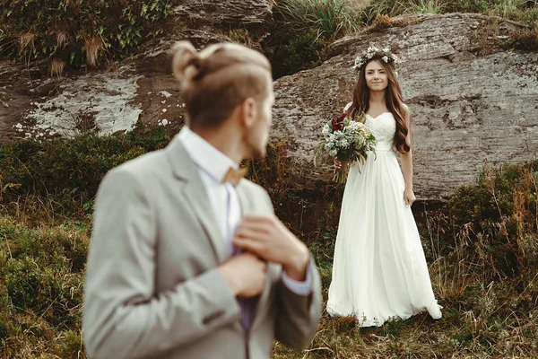 Braut posiert mit Strauß — Stockfoto
