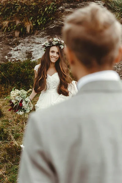 Счастливая невеста с цветами — стоковое фото
