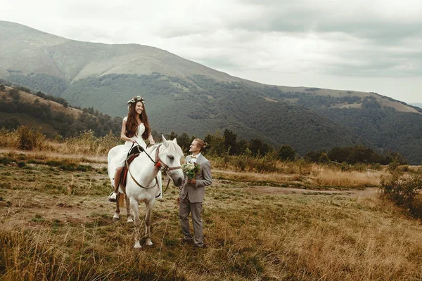 Nevěsta sedí na koni — Stock fotografie