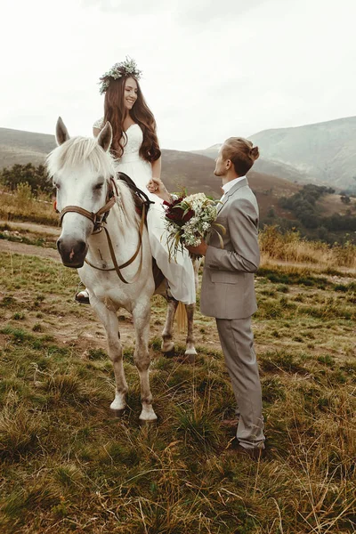 Sposa seduta su cavallo bianco — Foto Stock