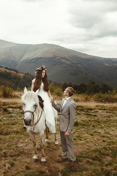 Sposa seduta su cavallo bianco — Foto Stock