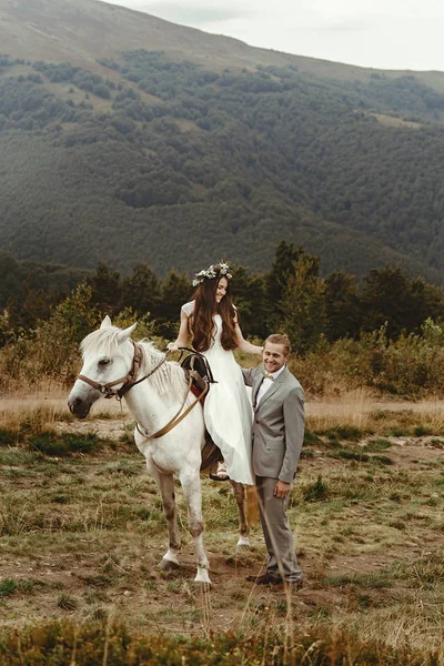 Sposa seduta su cavallo bianco — Foto Stock