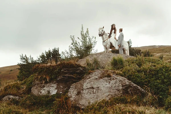 Bruid zittend op paard — Stockfoto