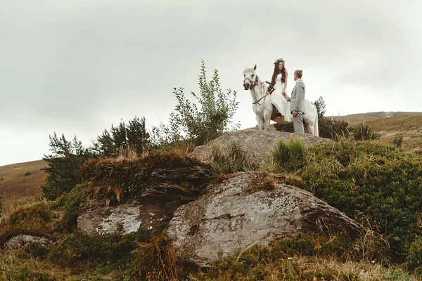 Nevěsta sedí na koni — Stock fotografie