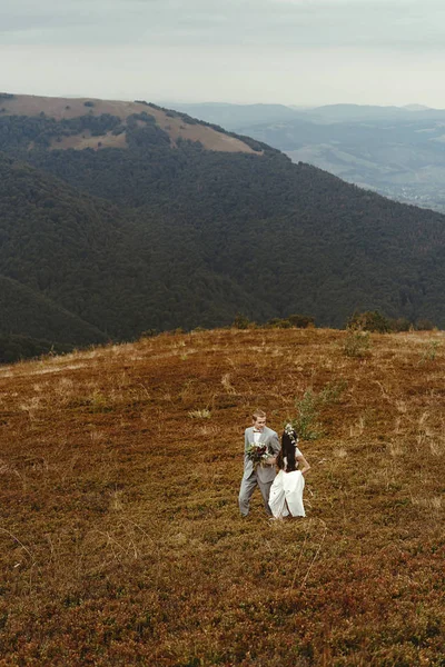Para spacerująca w górach — Zdjęcie stockowe