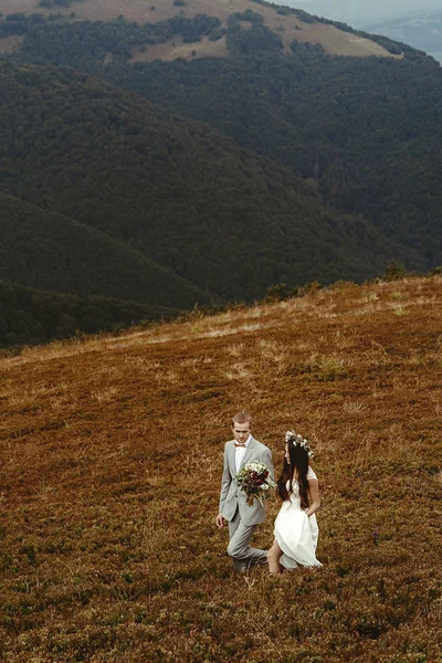 Coppia passeggiando in montagna — Foto Stock