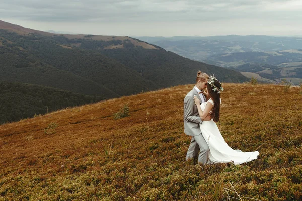 신혼 부부 산에서 포옹 — 스톡 사진
