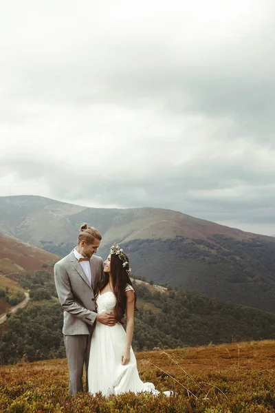 Sposo abbracciare bella sposa — Foto Stock