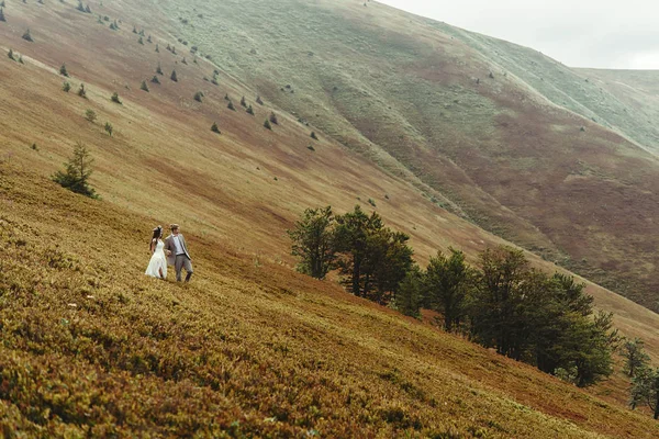 Ζευγάρι περπατά στα βουνά — Φωτογραφία Αρχείου
