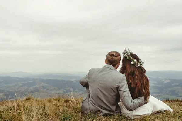 Mariée et marié assis sur l'herbe — Photo