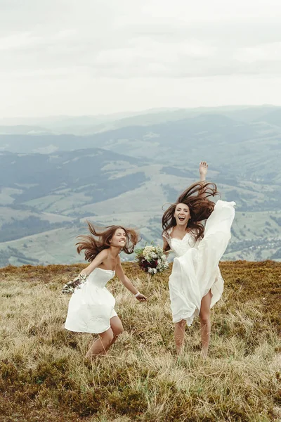 신부 들러리와 신부 산에서 점프 — 스톡 사진
