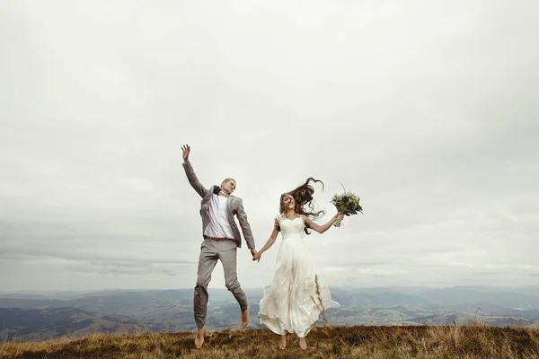 Nygifta hoppa i bergen — Stockfoto