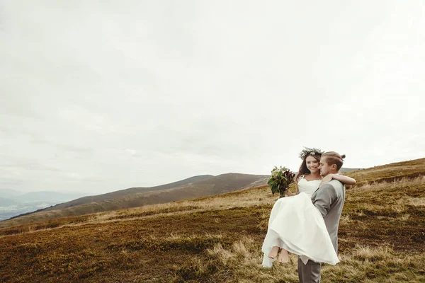 Sposo portando sposa felice — Foto Stock