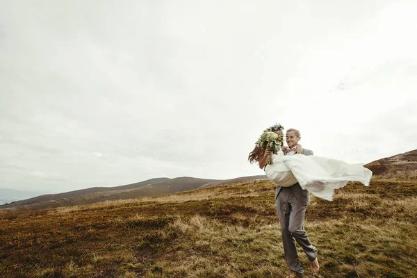 新郎携带幸福的新娘 — 图库照片