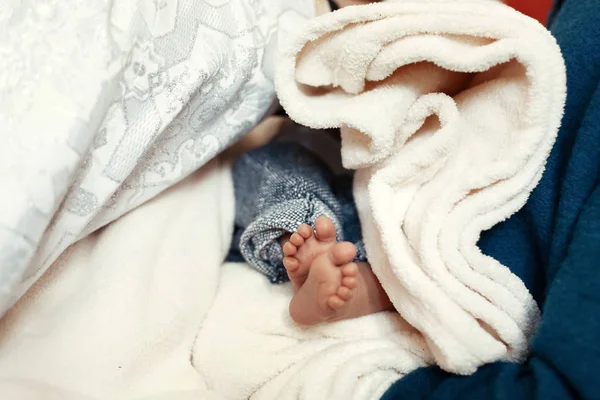 Милые ноги маленького мальчика — стоковое фото