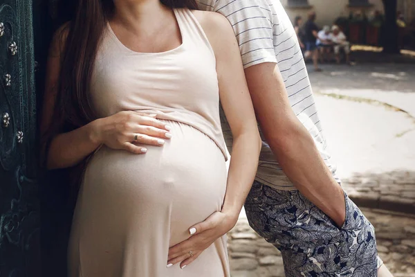 Gravid kvinna som står nära make — Stockfoto