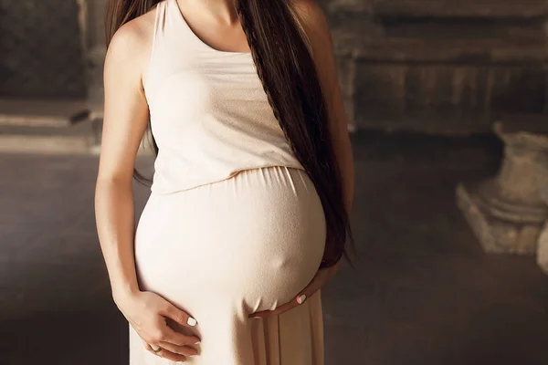 Těhotná žena drží její velké břicho — Stock fotografie