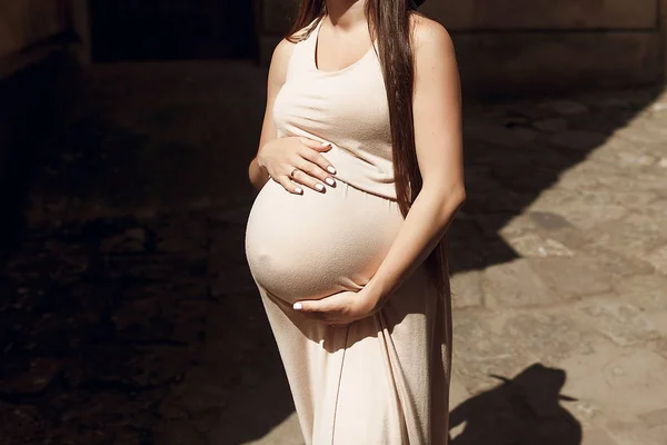 Беременная женщина с большим животом — стоковое фото