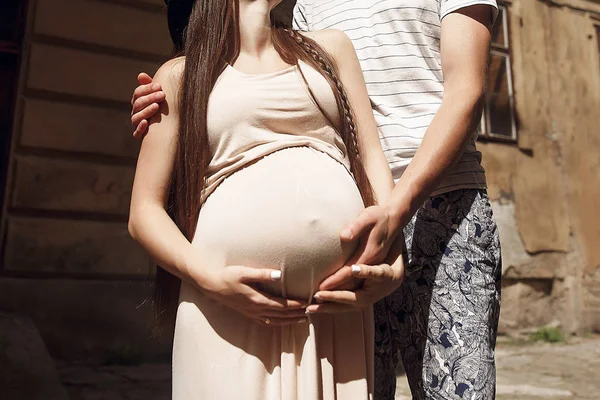 男人抱着他怀孕的妻子的肚子 — 图库照片