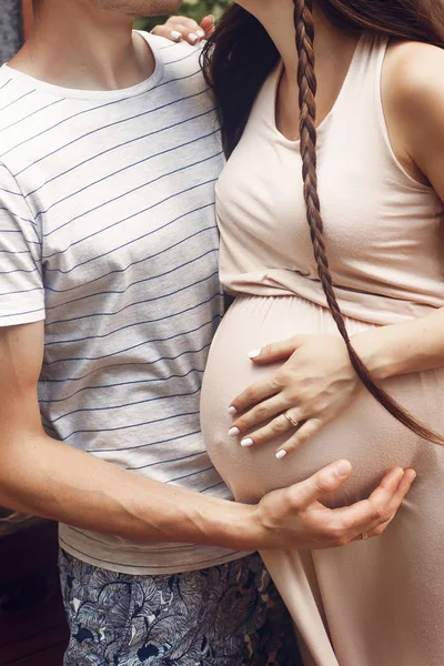 Homem segurando barriga de sua esposa grávida — Fotografia de Stock