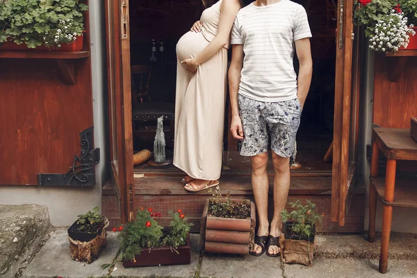 Gravid kvinna som står nära make — Stockfoto