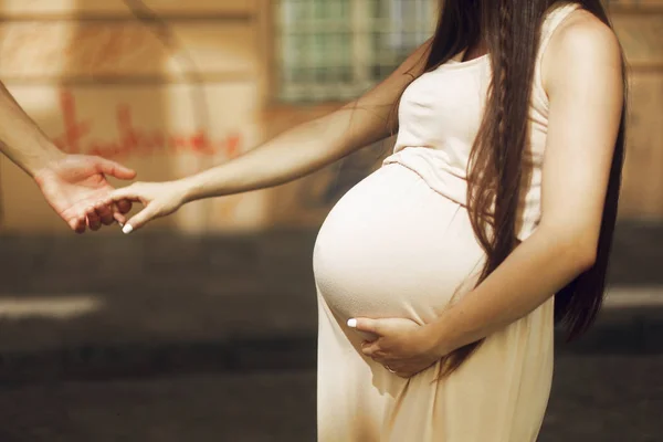 Mari tenant la main de la femme enceinte — Photo