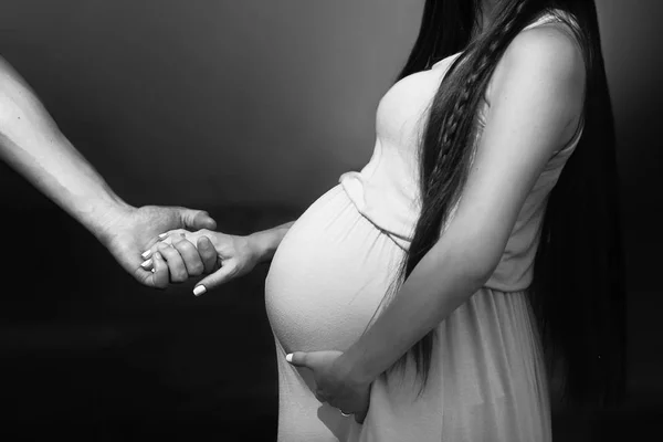 Marido segurando a mão da mulher grávida — Fotografia de Stock