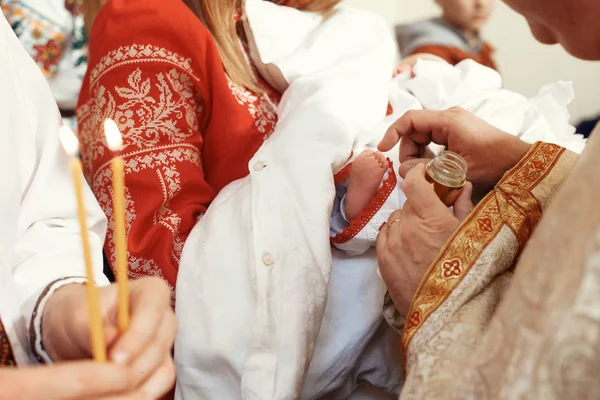 Piccoli piedi di ragazza con acqua santa — Foto Stock