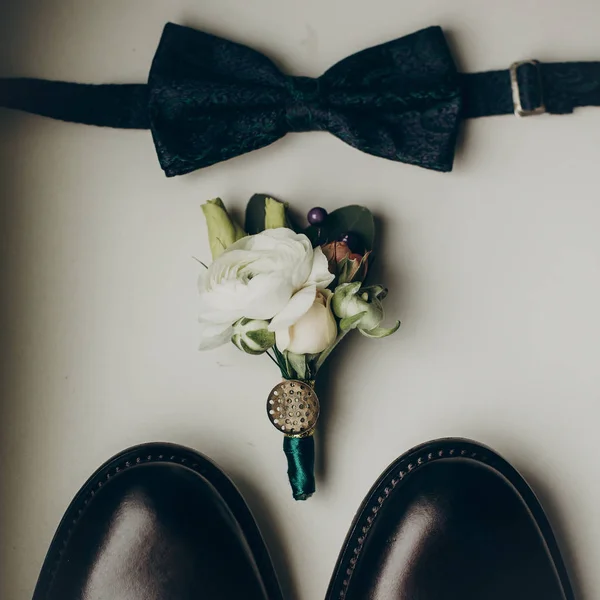 Bow tie, bouquet and male shoes — Stock Photo, Image