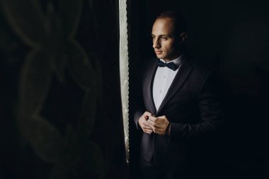 adam kendine güvenen bakışla