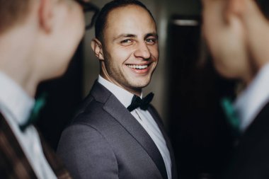  Arkadaş grubu gülümseyen ayakta damat